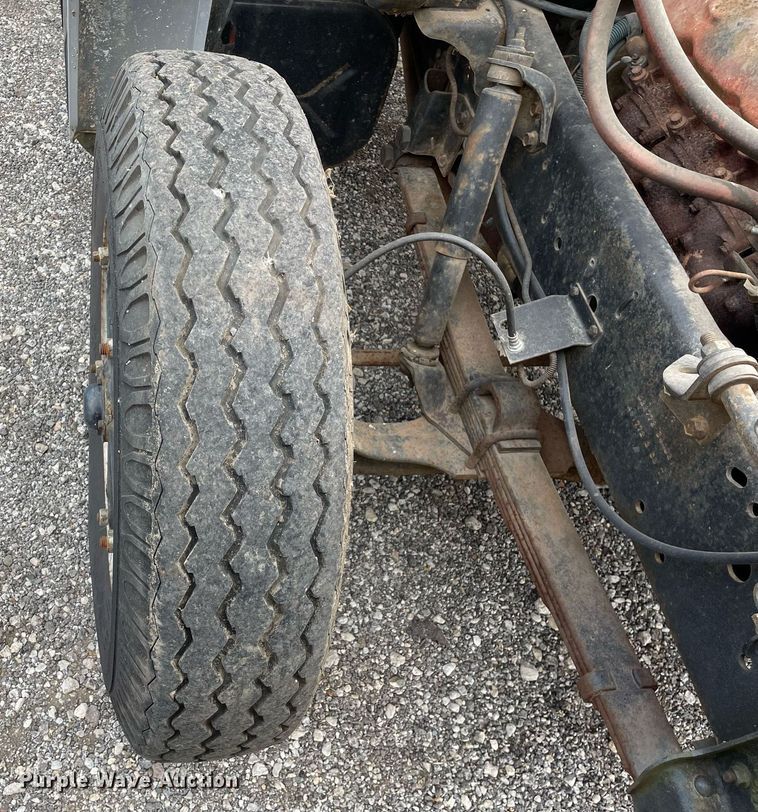 image for item LJ9761 1984 International 1654  flatbed truck