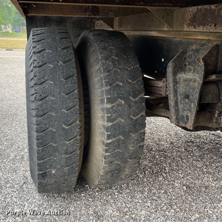 image for item LJ9761 1984 International 1654  flatbed truck