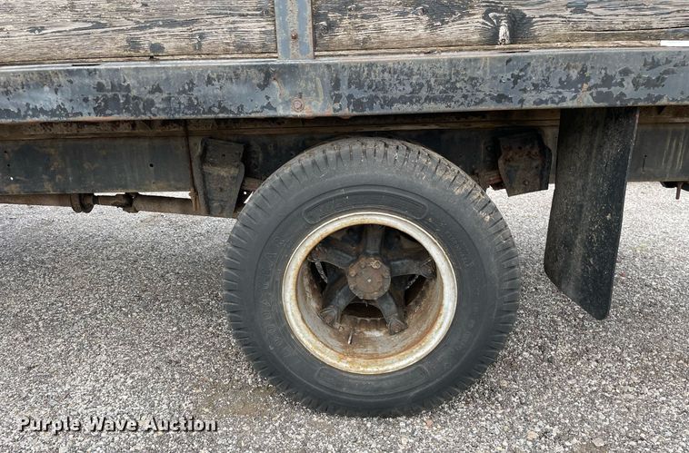 image for item LJ9761 1984 International 1654  flatbed truck