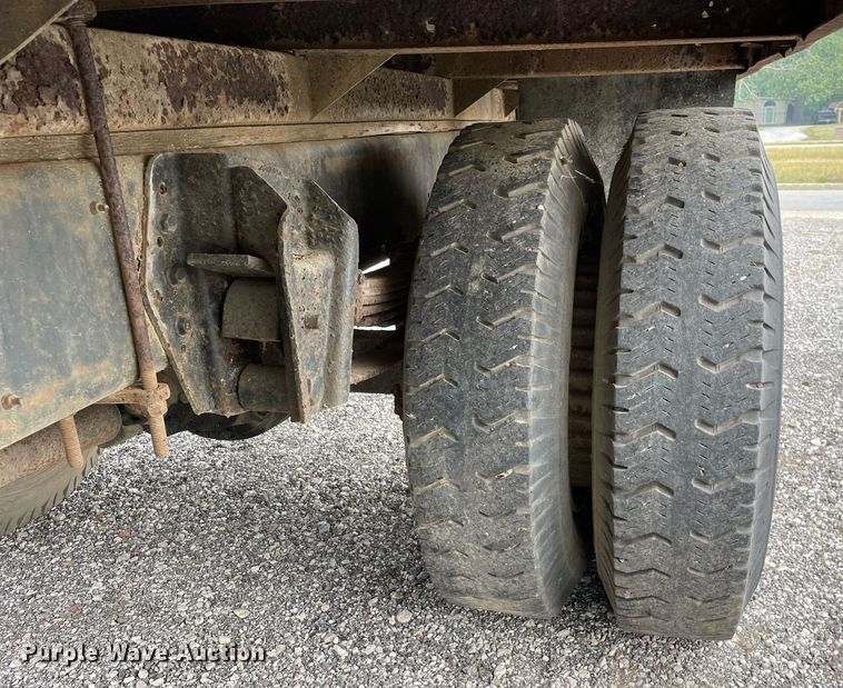 image for item LJ9761 1984 International 1654  flatbed truck