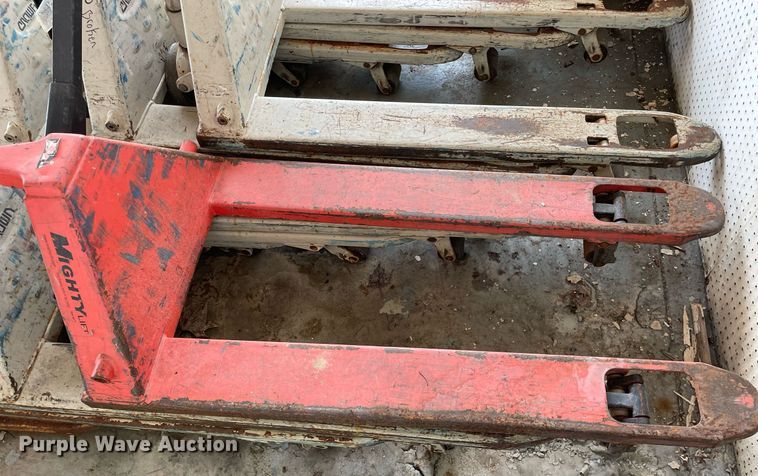 image for item LJ9769 (32) pallet jacks