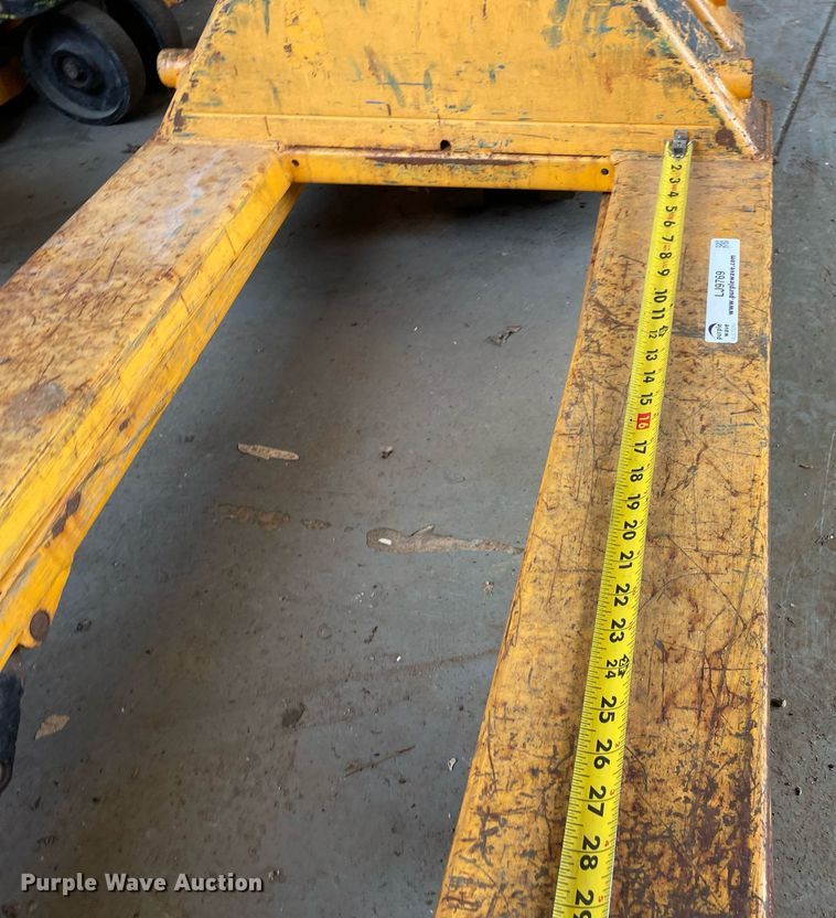 image for item LJ9769 (32) pallet jacks