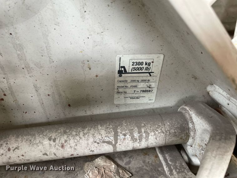 image for item LJ9769 (32) pallet jacks