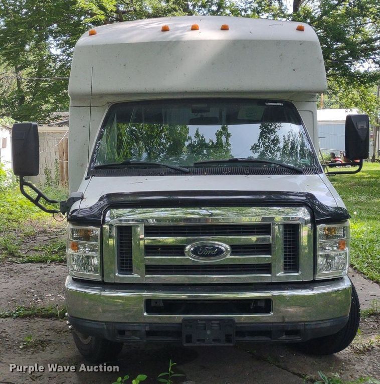 image for item LL9246 2010 Ford E350 Super Duty  shuttle bus