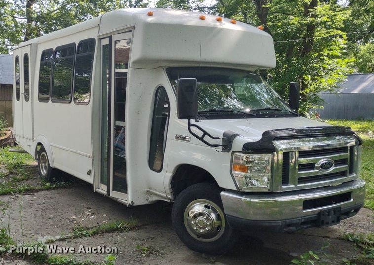 image for item LL9246 2010 Ford E350 Super Duty  shuttle bus