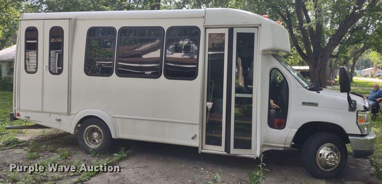 image for item LL9246 2010 Ford E350 Super Duty  shuttle bus
