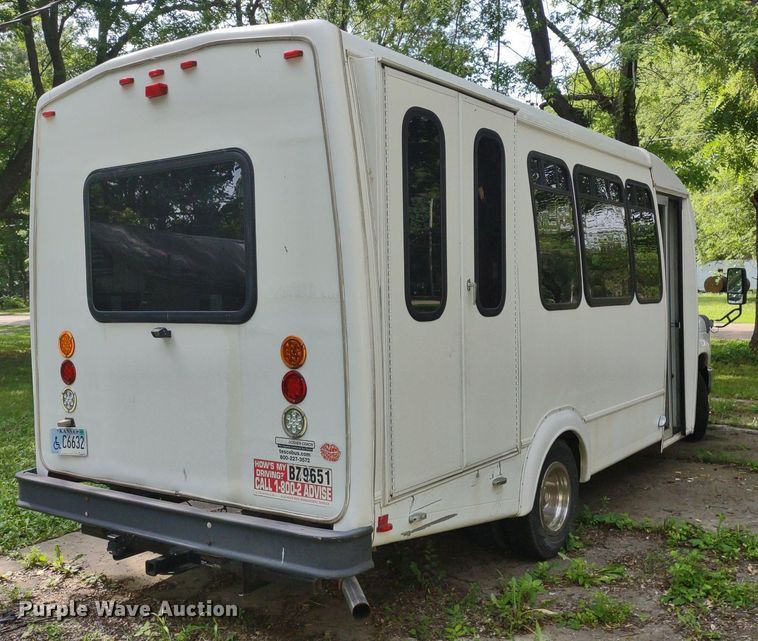 image for item LL9246 2010 Ford E350 Super Duty  shuttle bus
