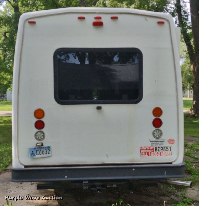 image for item LL9246 2010 Ford E350 Super Duty  shuttle bus