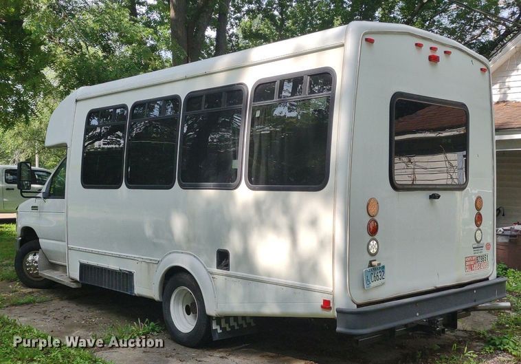 image for item LL9246 2010 Ford E350 Super Duty  shuttle bus