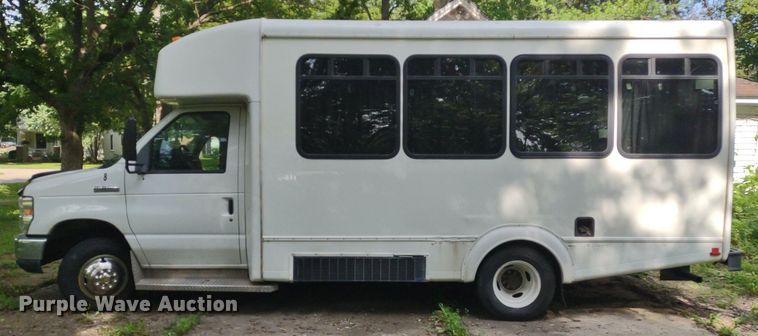 image for item LL9246 2010 Ford E350 Super Duty  shuttle bus