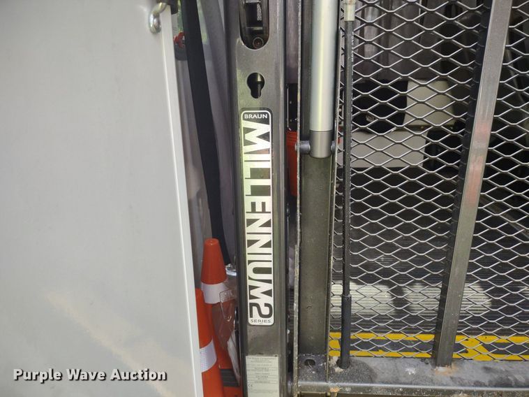 image for item LL9246 2010 Ford E350 Super Duty  shuttle bus