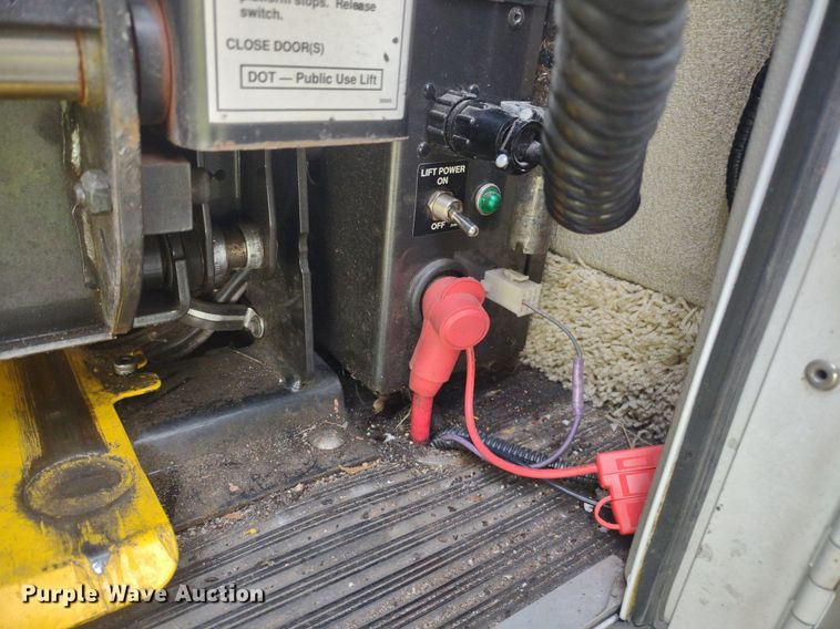 image for item LL9246 2010 Ford E350 Super Duty  shuttle bus