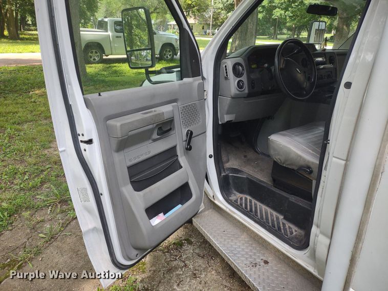 image for item LL9246 2010 Ford E350 Super Duty  shuttle bus