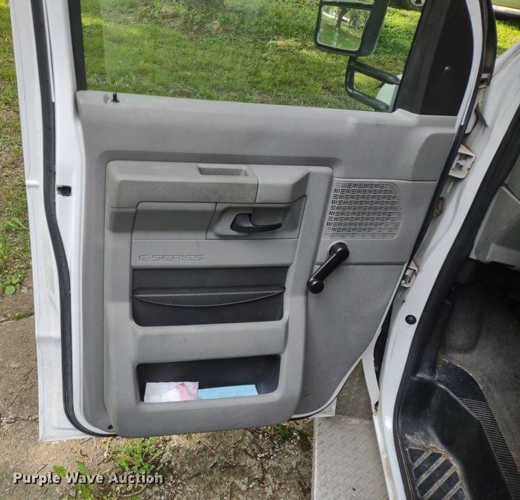 image for item LL9246 2010 Ford E350 Super Duty  shuttle bus