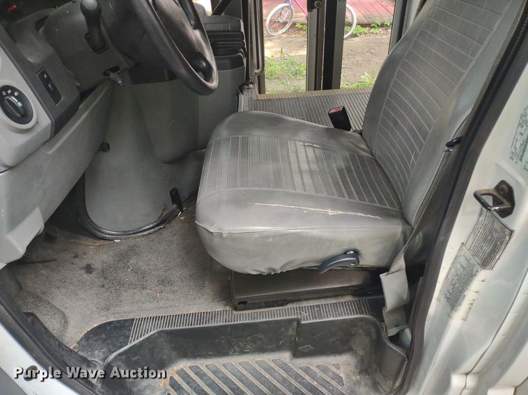 image for item LL9246 2010 Ford E350 Super Duty  shuttle bus
