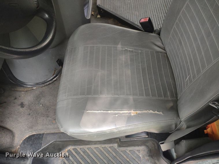 image for item LL9246 2010 Ford E350 Super Duty  shuttle bus