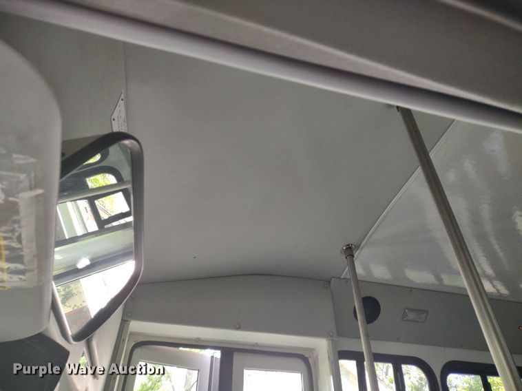 image for item LL9246 2010 Ford E350 Super Duty  shuttle bus