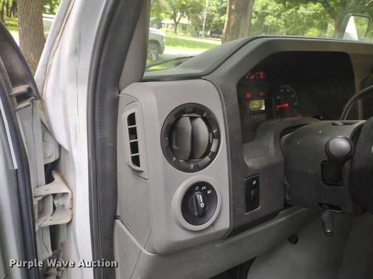 image for item LL9246 2010 Ford E350 Super Duty  shuttle bus