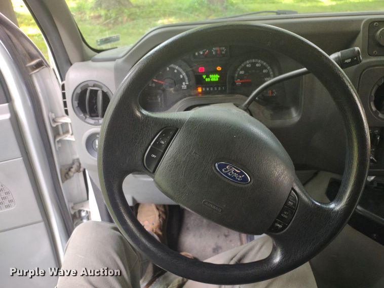 image for item LL9246 2010 Ford E350 Super Duty  shuttle bus