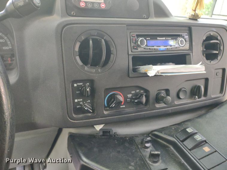 image for item LL9246 2010 Ford E350 Super Duty  shuttle bus