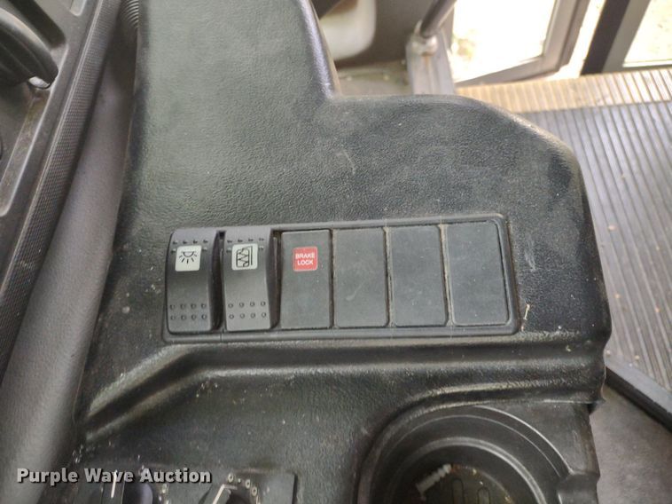 image for item LL9246 2010 Ford E350 Super Duty  shuttle bus