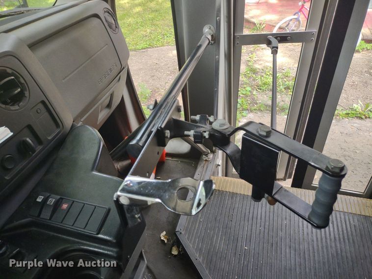 image for item LL9246 2010 Ford E350 Super Duty  shuttle bus