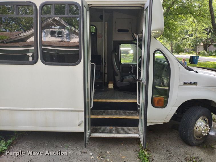 image for item LL9246 2010 Ford E350 Super Duty  shuttle bus