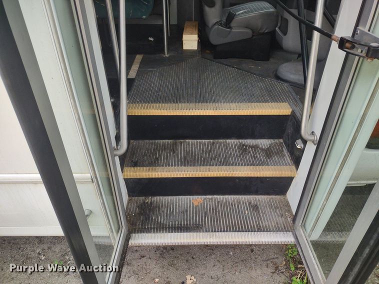 image for item LL9246 2010 Ford E350 Super Duty  shuttle bus