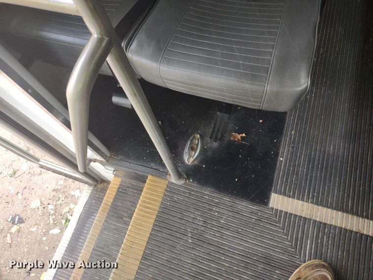 image for item LL9246 2010 Ford E350 Super Duty  shuttle bus