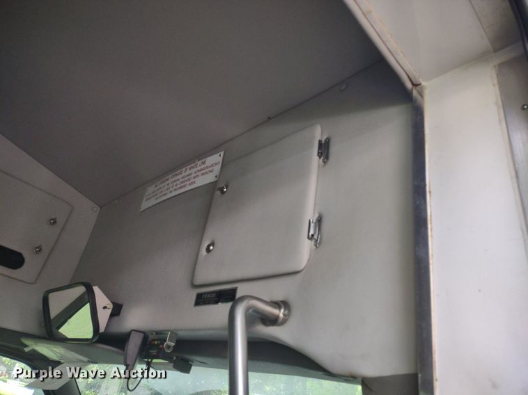 image for item LL9246 2010 Ford E350 Super Duty  shuttle bus