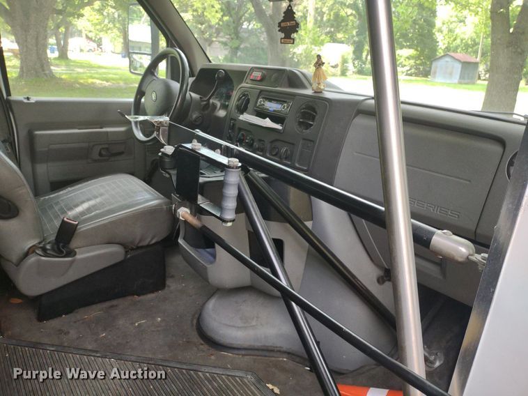 image for item LL9246 2010 Ford E350 Super Duty  shuttle bus