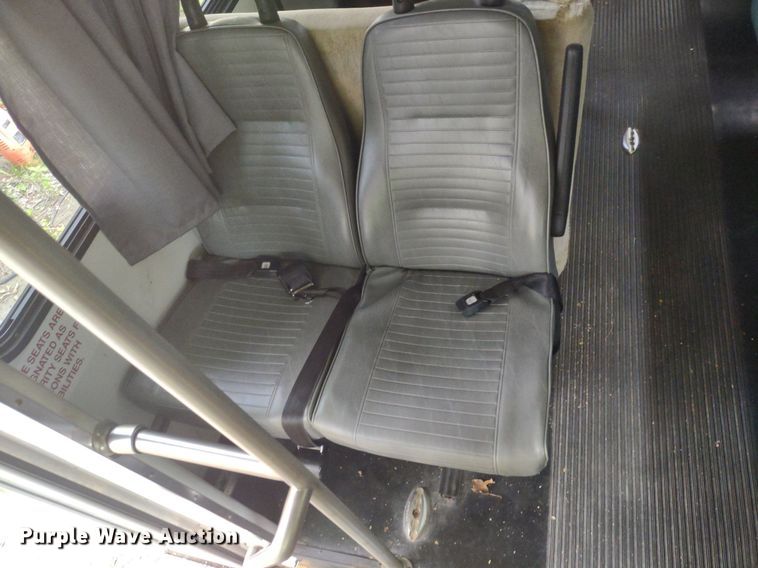 image for item LL9246 2010 Ford E350 Super Duty  shuttle bus