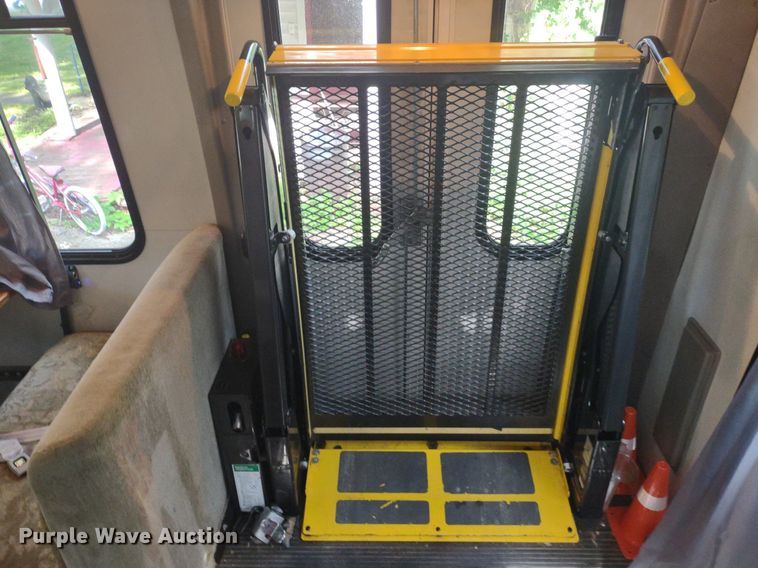 image for item LL9246 2010 Ford E350 Super Duty  shuttle bus