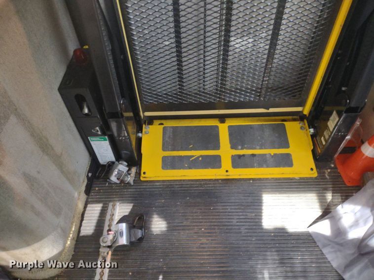 image for item LL9246 2010 Ford E350 Super Duty  shuttle bus