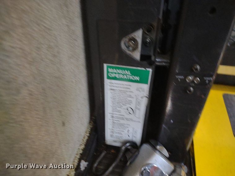 image for item LL9246 2010 Ford E350 Super Duty  shuttle bus