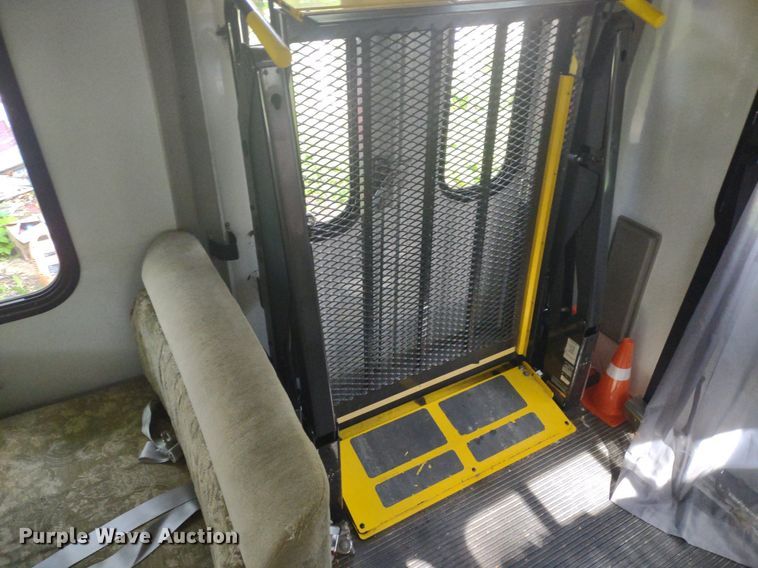 image for item LL9246 2010 Ford E350 Super Duty  shuttle bus