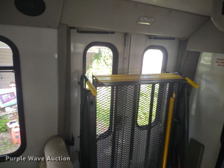 image for item LL9246 2010 Ford E350 Super Duty  shuttle bus