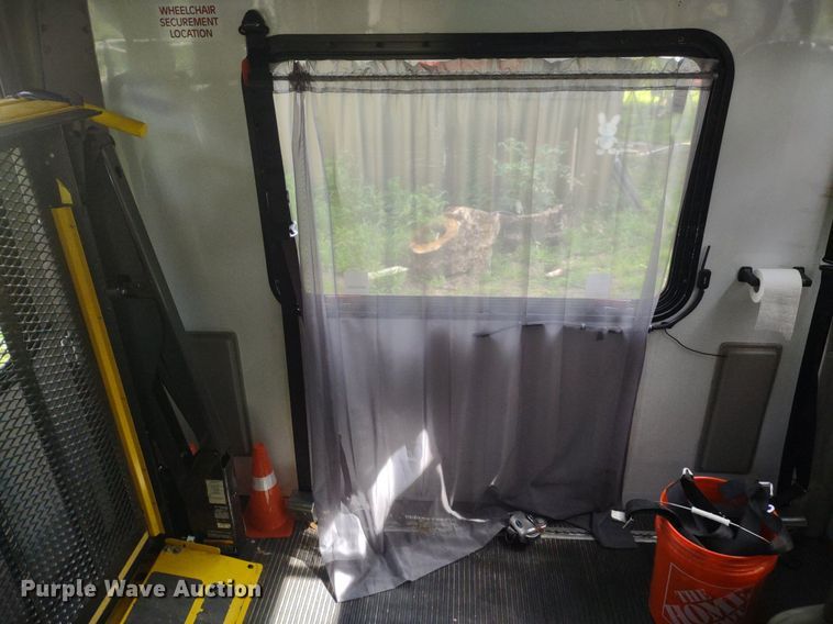 image for item LL9246 2010 Ford E350 Super Duty  shuttle bus