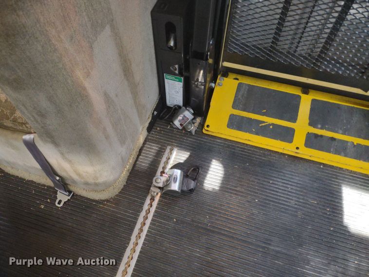 image for item LL9246 2010 Ford E350 Super Duty  shuttle bus