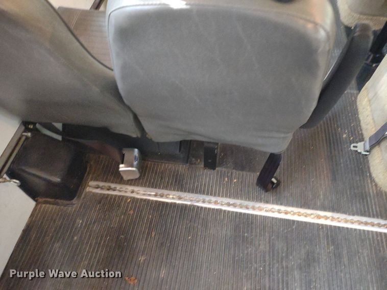 image for item LL9246 2010 Ford E350 Super Duty  shuttle bus