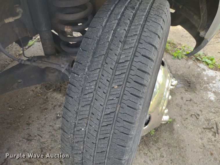 image for item LL9246 2010 Ford E350 Super Duty  shuttle bus