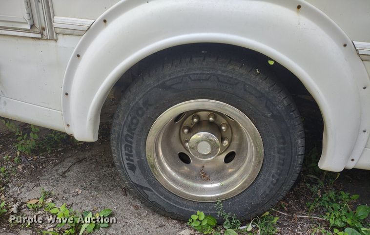 image for item LL9246 2010 Ford E350 Super Duty  shuttle bus