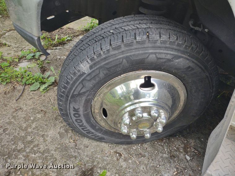 image for item LL9246 2010 Ford E350 Super Duty  shuttle bus