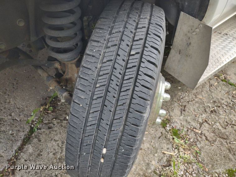 image for item LL9246 2010 Ford E350 Super Duty  shuttle bus