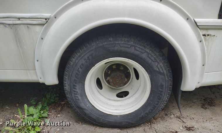 image for item LL9246 2010 Ford E350 Super Duty  shuttle bus