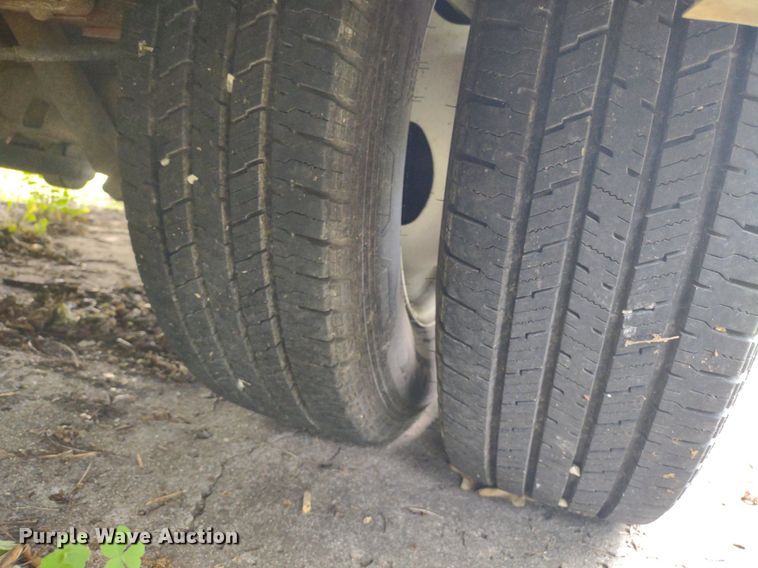 image for item LL9246 2010 Ford E350 Super Duty  shuttle bus