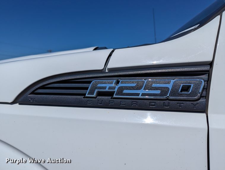 image for item LM9802 2016 Ford F250 Super Duty XL  Crew Cab pickup truck