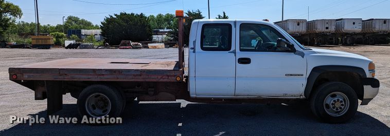 image for item LM9803 2001 GMC Sierra 3500 SL  Ext. Cab flatbed pickup truck