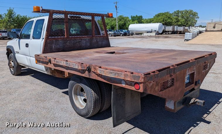 image for item LM9803 2001 GMC Sierra 3500 SL  Ext. Cab flatbed pickup truck