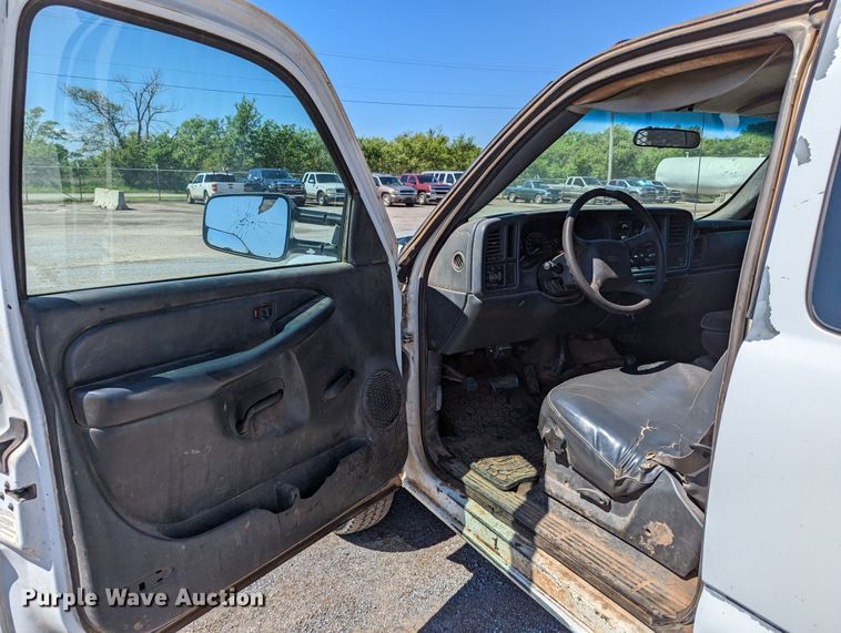 image for item LM9803 2001 GMC Sierra 3500 SL  Ext. Cab flatbed pickup truck